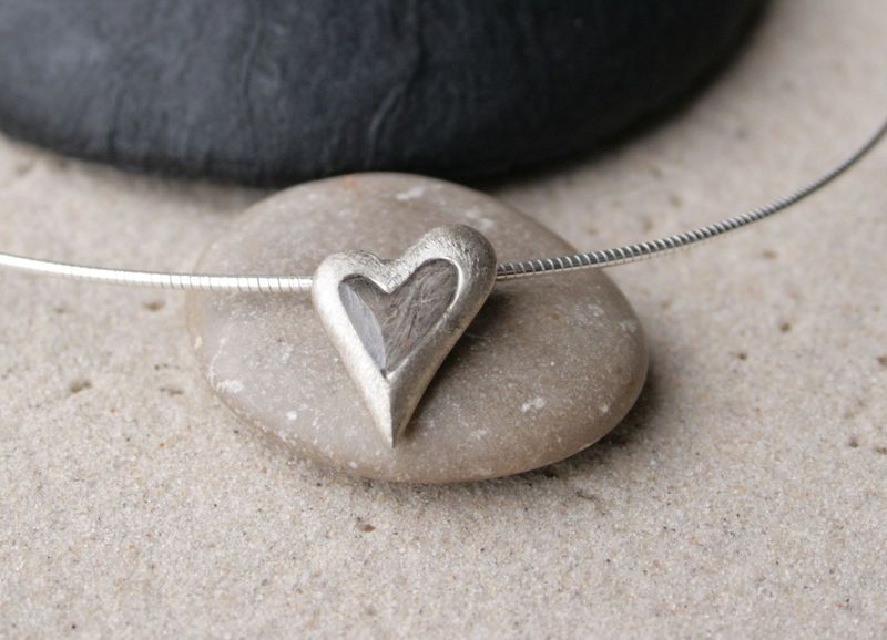 Seelenfreund classic mit versteckten Ösen elegantes Silberherz mit Tierhaaren