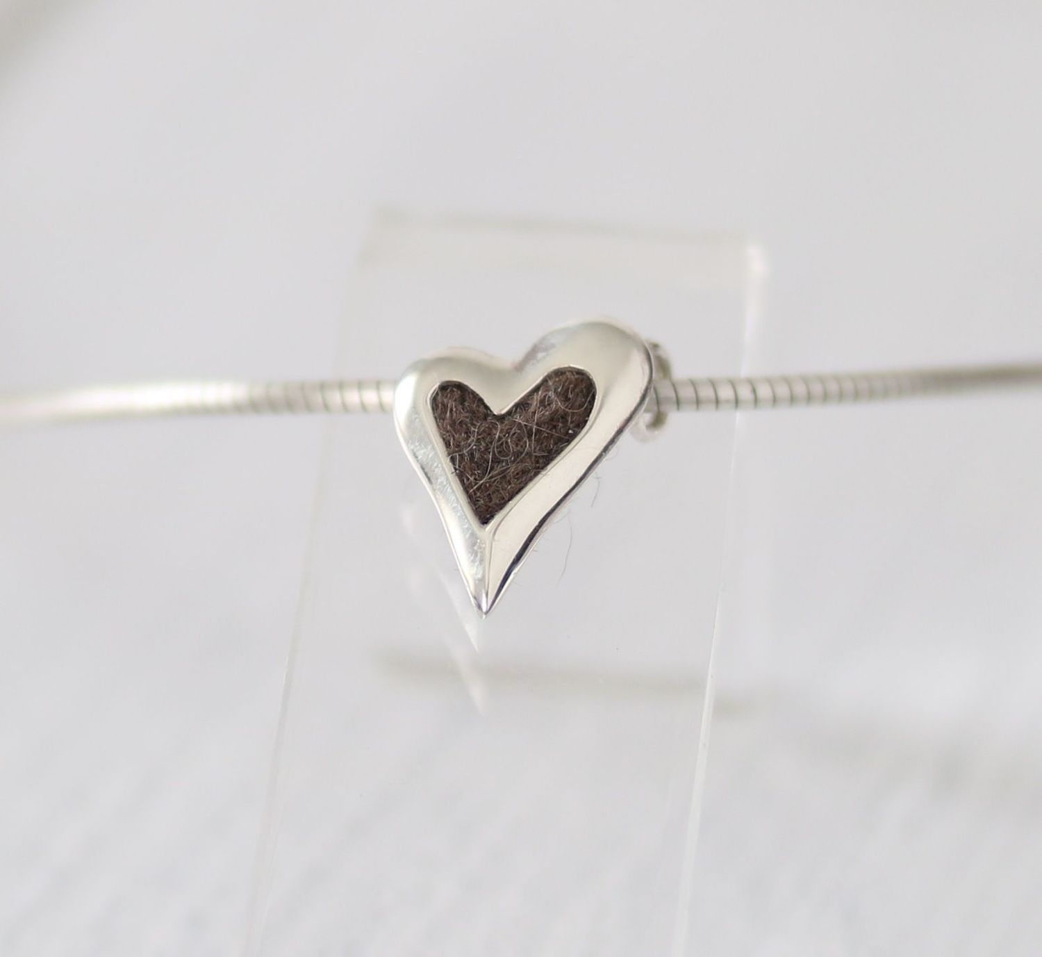 eleganter Herzanhänger aus Silber mit Tierhaaren 