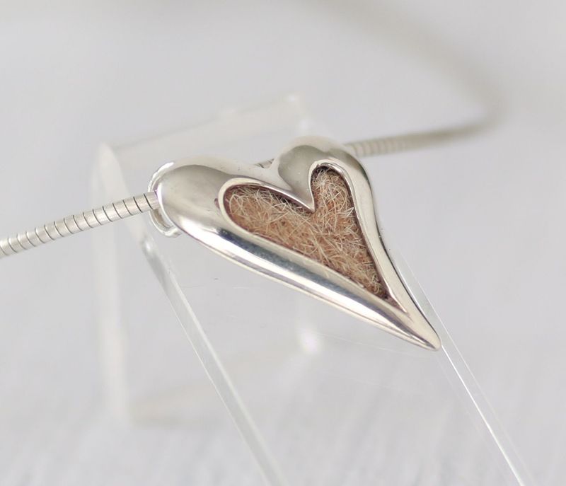 Tierhaarschmuck: Forever mit versteckten Ösen eleganter Herzanhänger aus Silber mit Tierhaaren