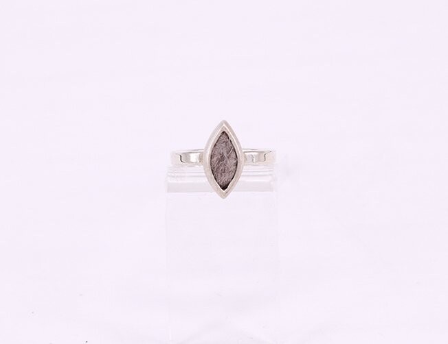 eleganter Ring mit Tierhaaren die in ein navetteförmiges Element eingearbeitet wurden