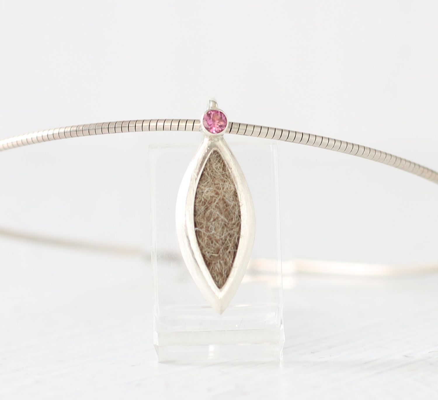 eleganter kettenanhänger mit funkelndem Edelstein und eingearbeiteten Tierhaaren