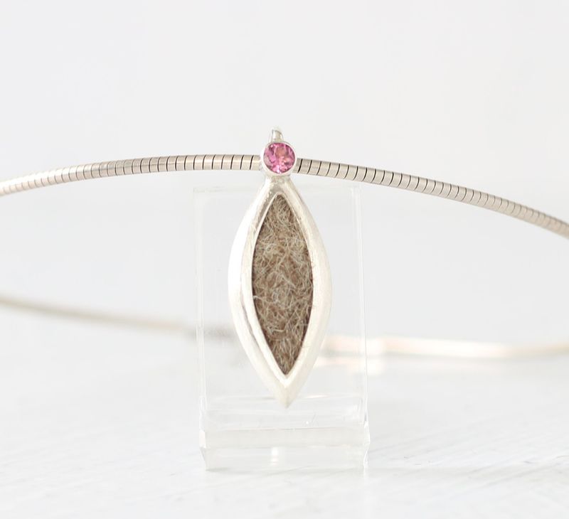 Modell Navette groß mit fac. Edelstein. Öse auf der Rückseite eleganter kettenanhänger mit funkelndem Edelstein und eingearbeiteten Tierhaaren