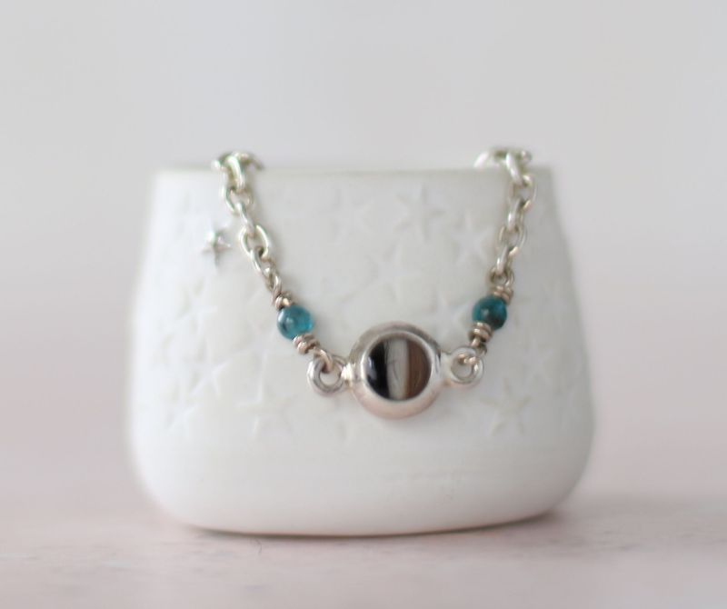 Babycircle als Armkettchen mit 2 Steinkugeln Armkettchen mit rundem Zierelement mit eingearbeiteten Tierhaaren