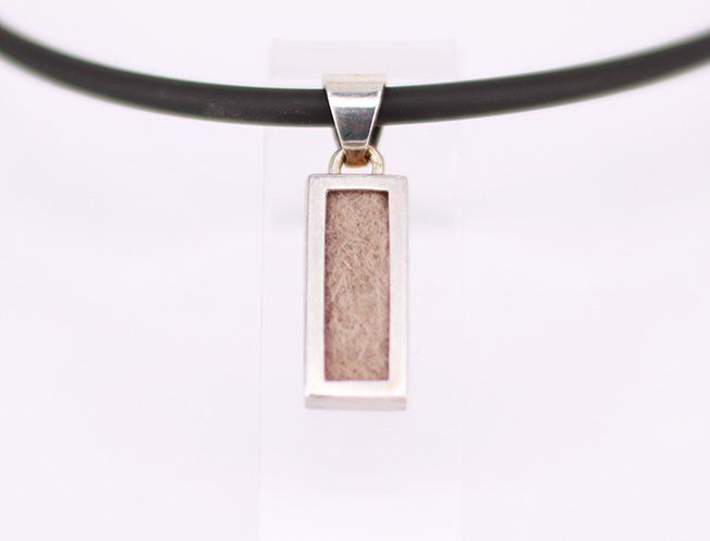 vierckiger Kettenanhänger mit eingearbeiteten Tierhaaren