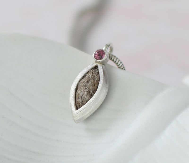 Tierhaarschmuck: Navette mittel mit Edelstein eleganter navetteförmiger Kettenanhänger aus Silber mit Tierhaaren und einem funkelnden Edelstein an der oberen Spitze