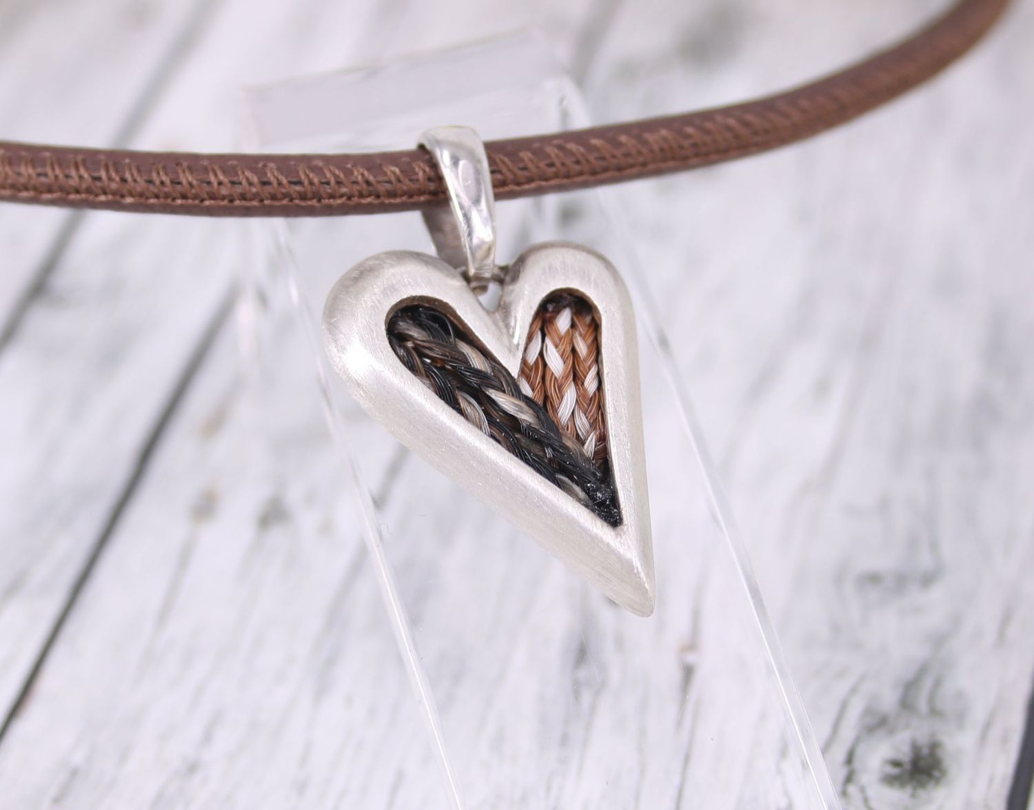 Herzanhänger aus Silber mit eingearbeiteten Pferdehaaren 