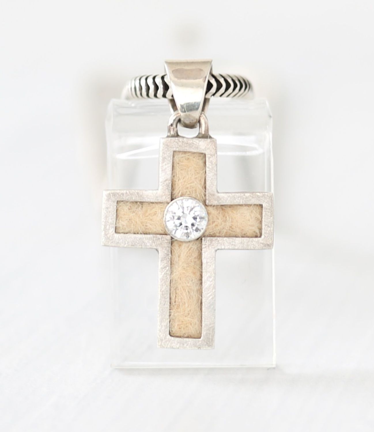 Kettenanhänger: Kreuz mit Tierhaaren und einem Edelstein Tierhaarschmuck: Kreuz mit Edelstein und eingearbeiteten Tierhaaren