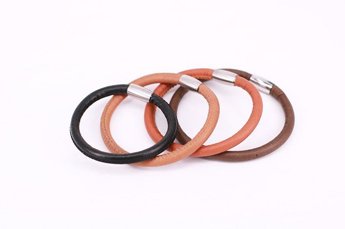 Armband aus rundgenähtem Leder mit Magnetverschluss