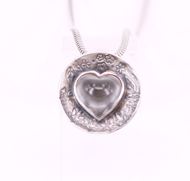 Bergkristall in Herzform mit blumendesign 