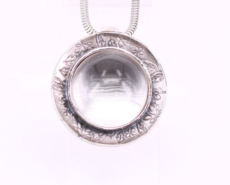 Kettenanhänger für Tierhaarschmuck mit rundem Bergkristall und floraler Verzierung 