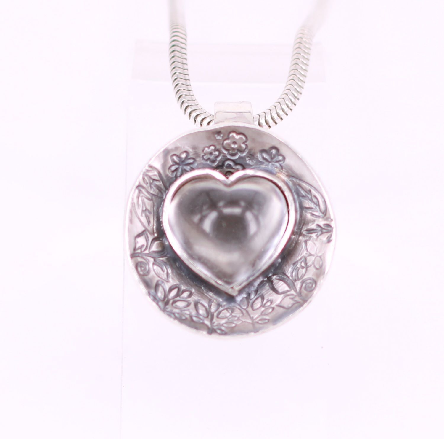 Bergkristall in Herzform mit blumendesign 