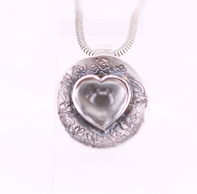 Bergkristall in Herzform mit blumendesign 