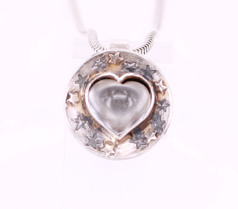 Bergkristall in Herzform mit sterndesign 