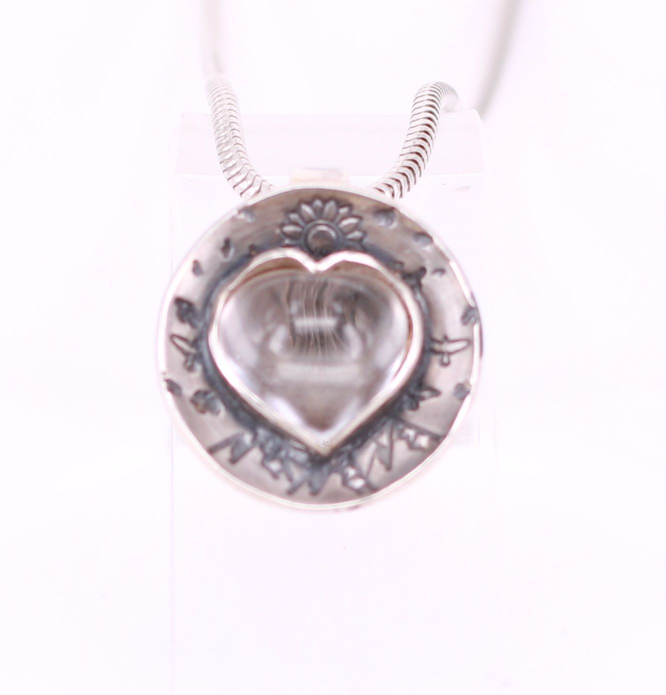 Bergkristallherz in einer Schale mit Naturmotiven Bergkristall in Herzform mit Naturdesign