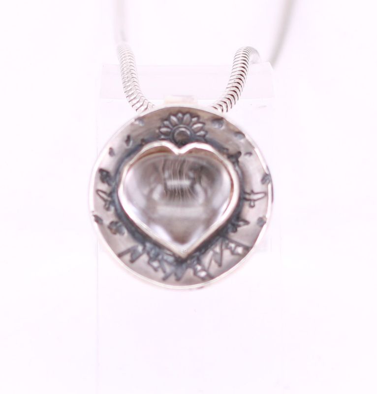 Bergkristall in Herzform mit Naturdesign 