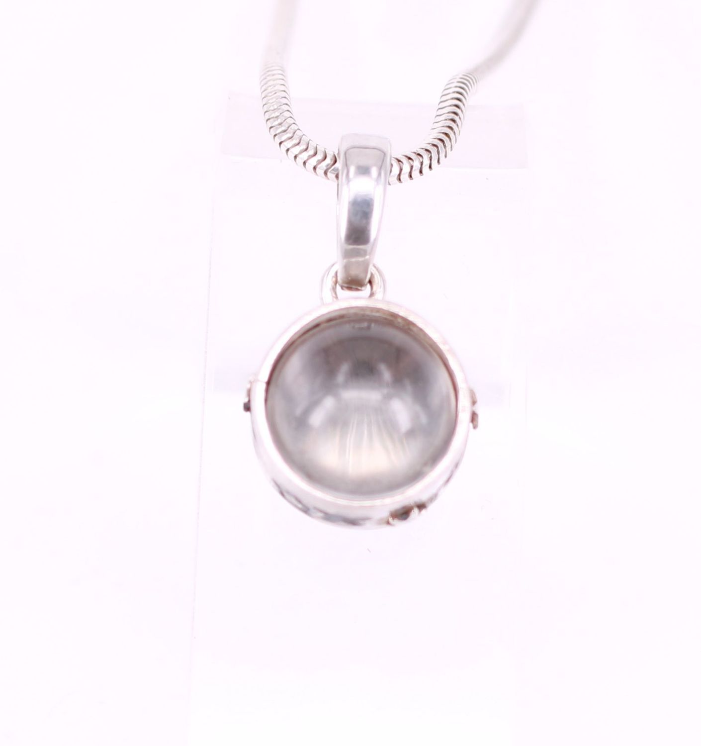 Kettenanhänger mit rundem Bergkristall mit Sternen am Rand, Tierhaarschmuck 