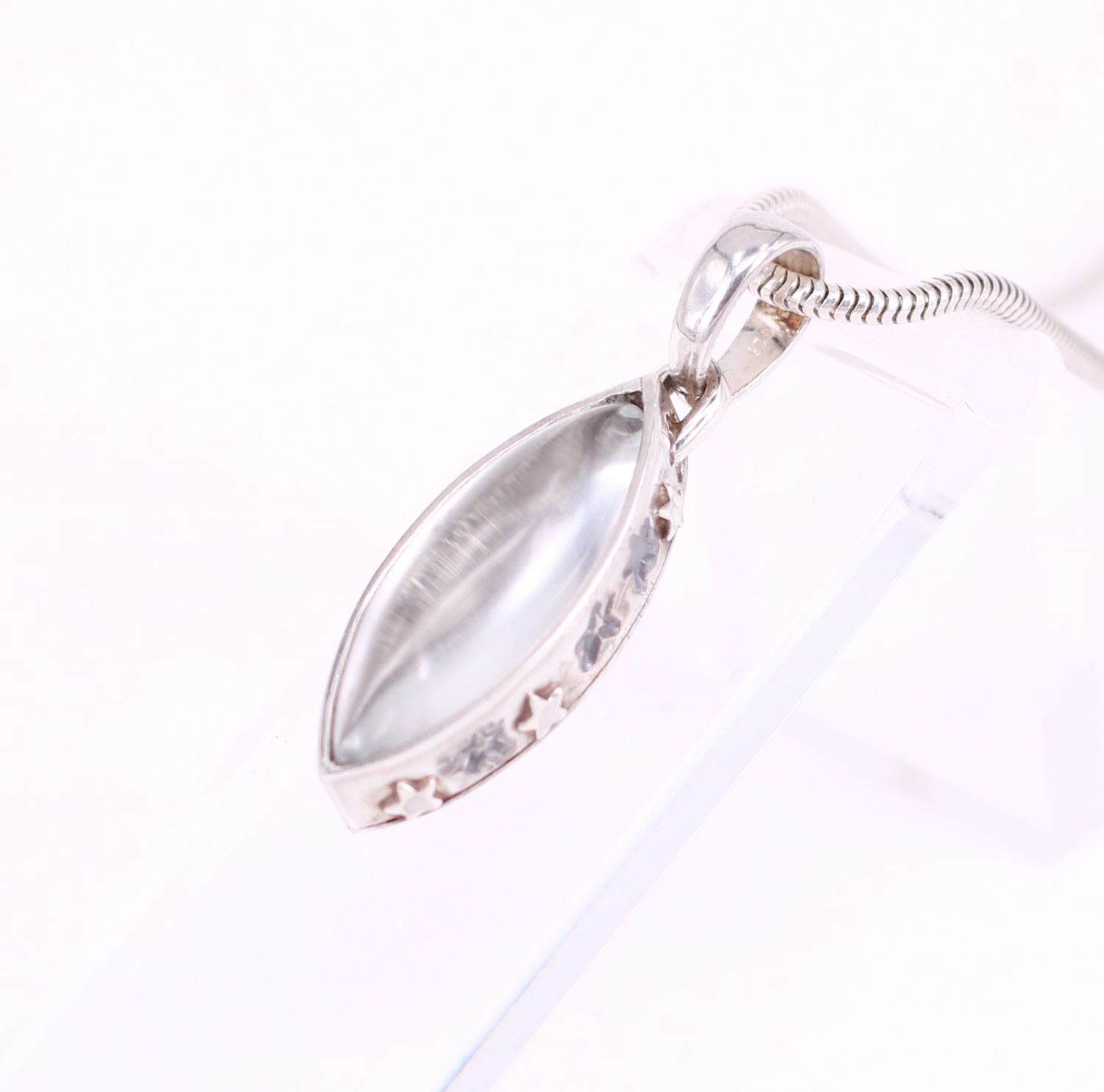 Bergkristall in Navetteform, Zargenfassung Stars navettförmiger Bergkristall gefasst in Zarge mit Sternen als Tierhaarschmuck