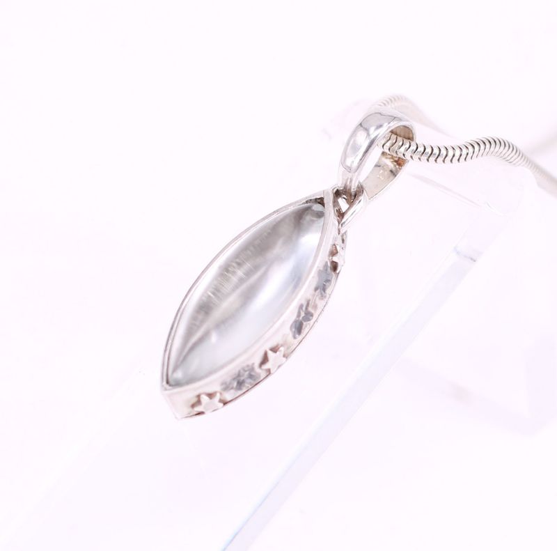 navettförmiger Bergkristall gefasst in Zarge mit Sternen als Tierhaarschmuck