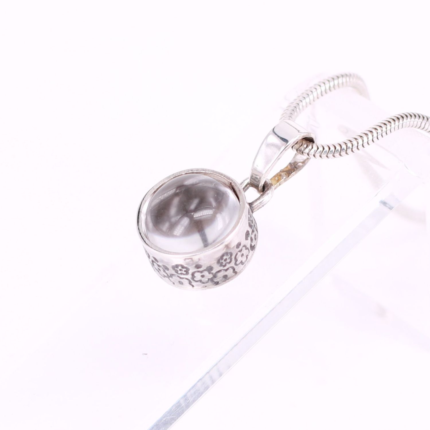 Tierhaarschmuck mit rundem Bergkristall, Zarge mit Blumenmuster Tierhaarschmuck mit Bergkristall mit blumenverzierter Fassung