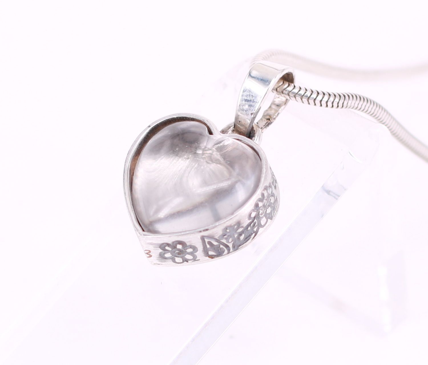 Bergkristallherz in Zarge mit Blattverzierung Bergkristallherz für Tierhaarschmuck mit Zarge mit Blattverzierung