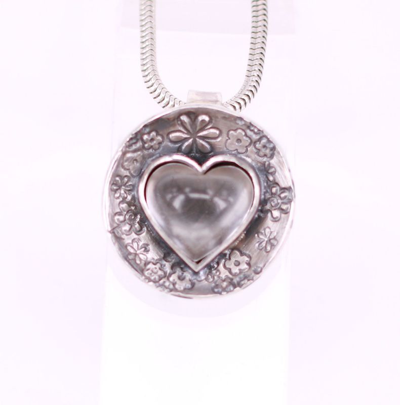 Bergkristall in Herzform mit blumendesign 