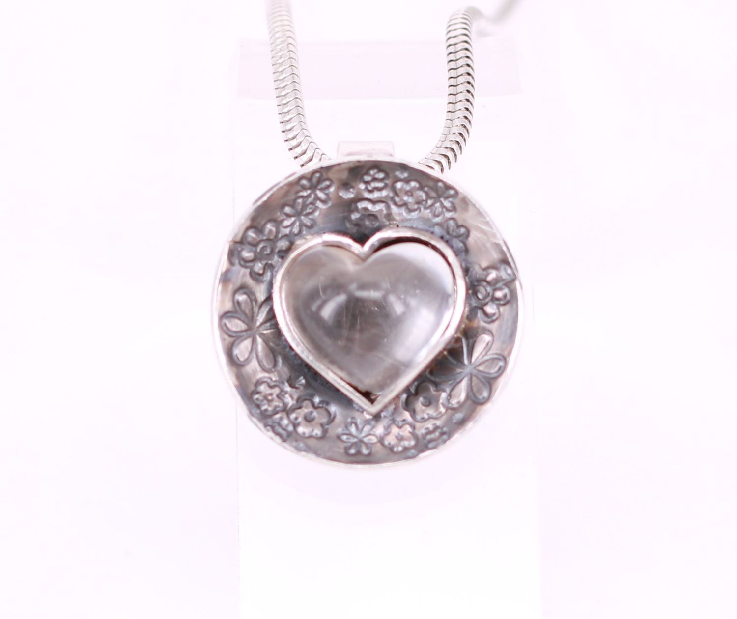 Bergkristallherz mit Tierrhaaren mit Blumendekor