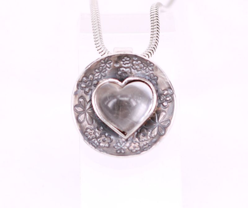 Bergkristallherz mit Tierrhaaren mit Blumendekor