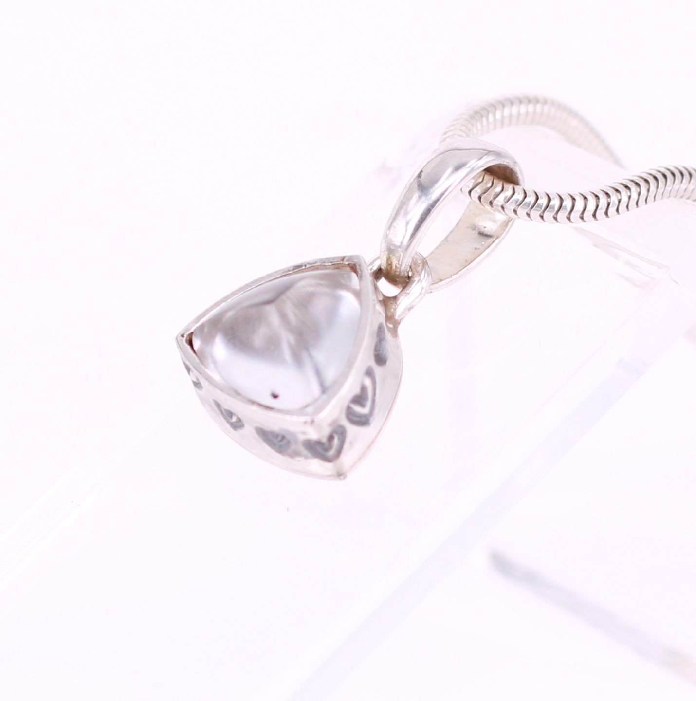 dreieckiger Bergkristall gefasst in Zarge mit Herzen Tierhaarschmuck mit dreieckigem Bergkristall in Zarge mit Herzen