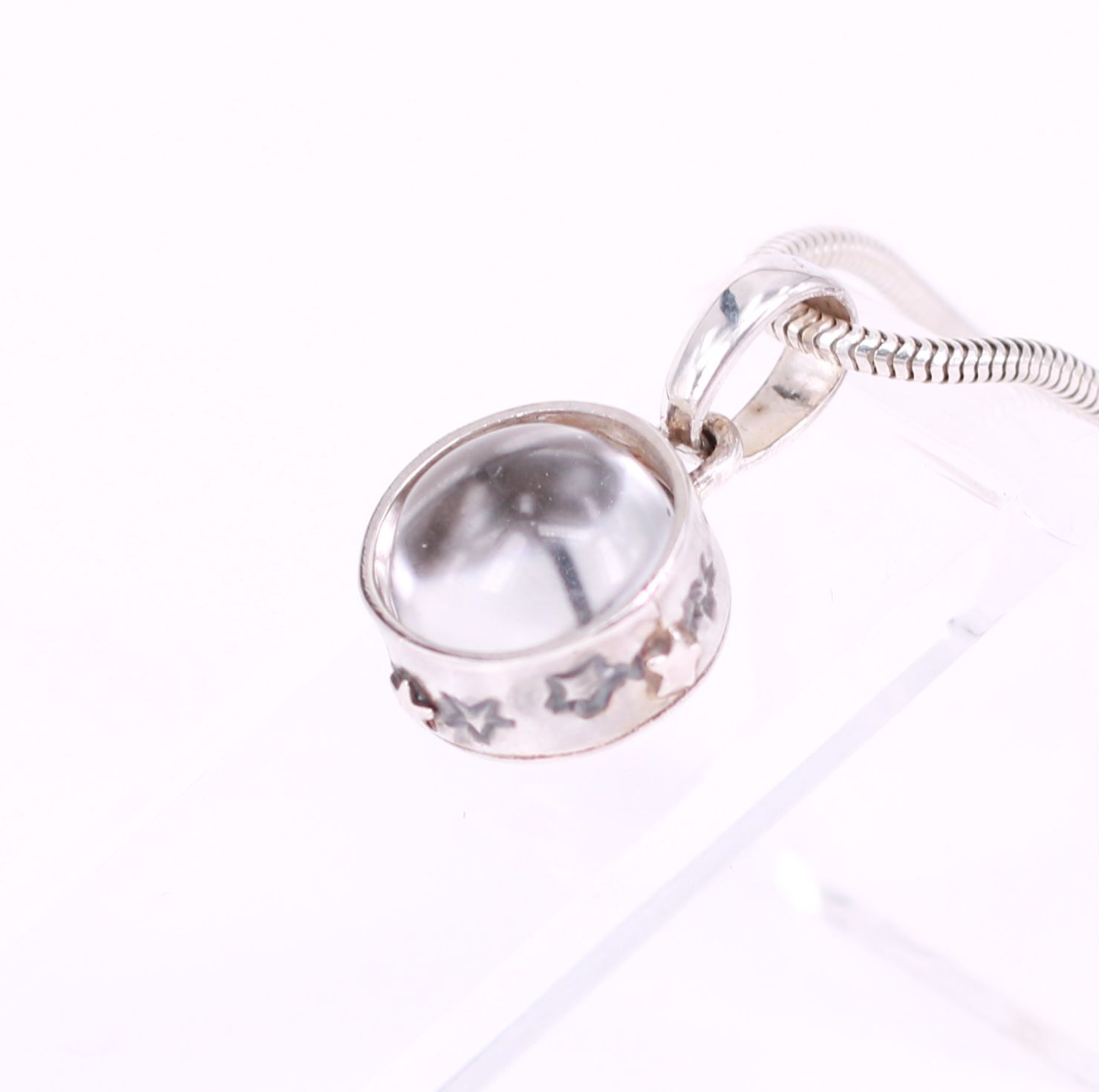 Bergkristall in fassung mit Sternen als Tierhaarschmuck