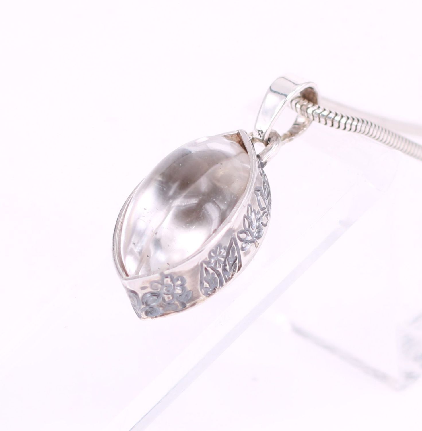 Tierhaarschmuck: Bergkristall gefasst in Zarge mit Blattverzierung Bergkristallanhänger Tierhaarschmuck in Navetteform mit Blattverzierung