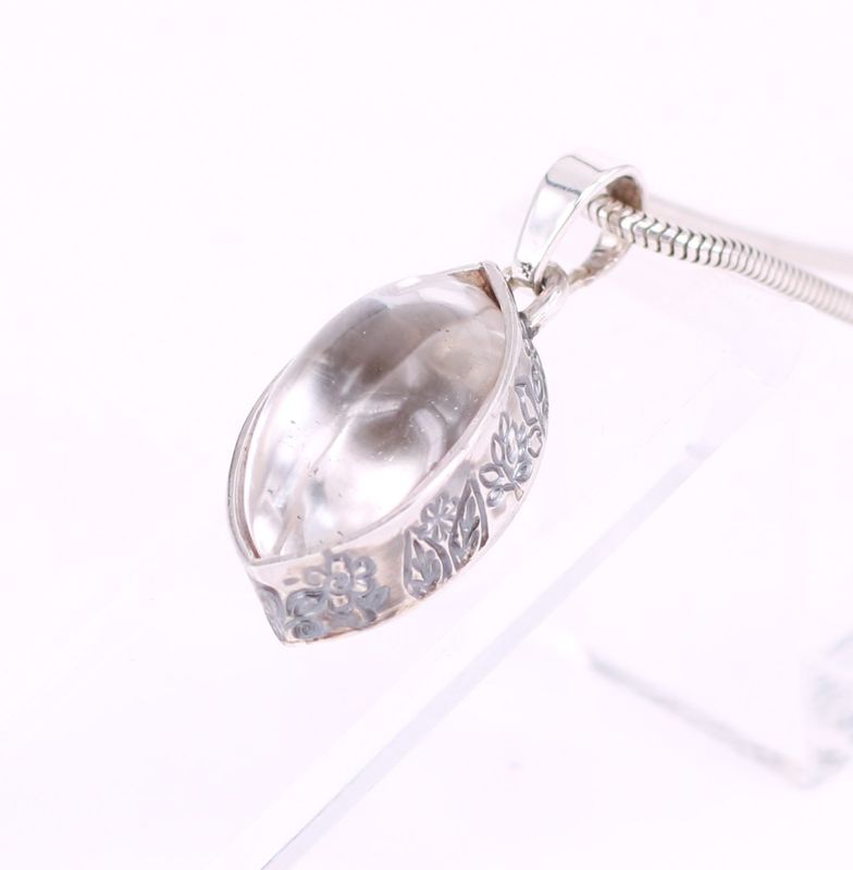 Bergkristallanhänger Tierhaarschmuck in Navetteform mit Blattverzierung 