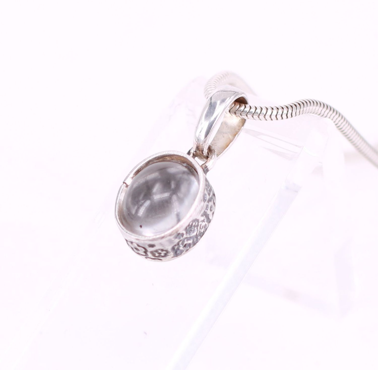 Tierhaarschmuck mit ovalem Bergkristall, gefasst in Blumenverzierter Zarge Tierhaarschmuck mit Bergkristall, Zargenfassung mit Blumenmuster