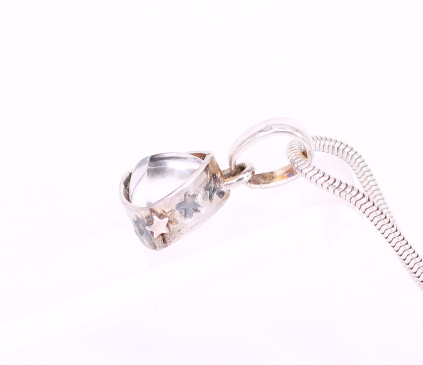 Tierhaarschmuck mit dreieckigem Bergkristall, Fassung mit Sternen