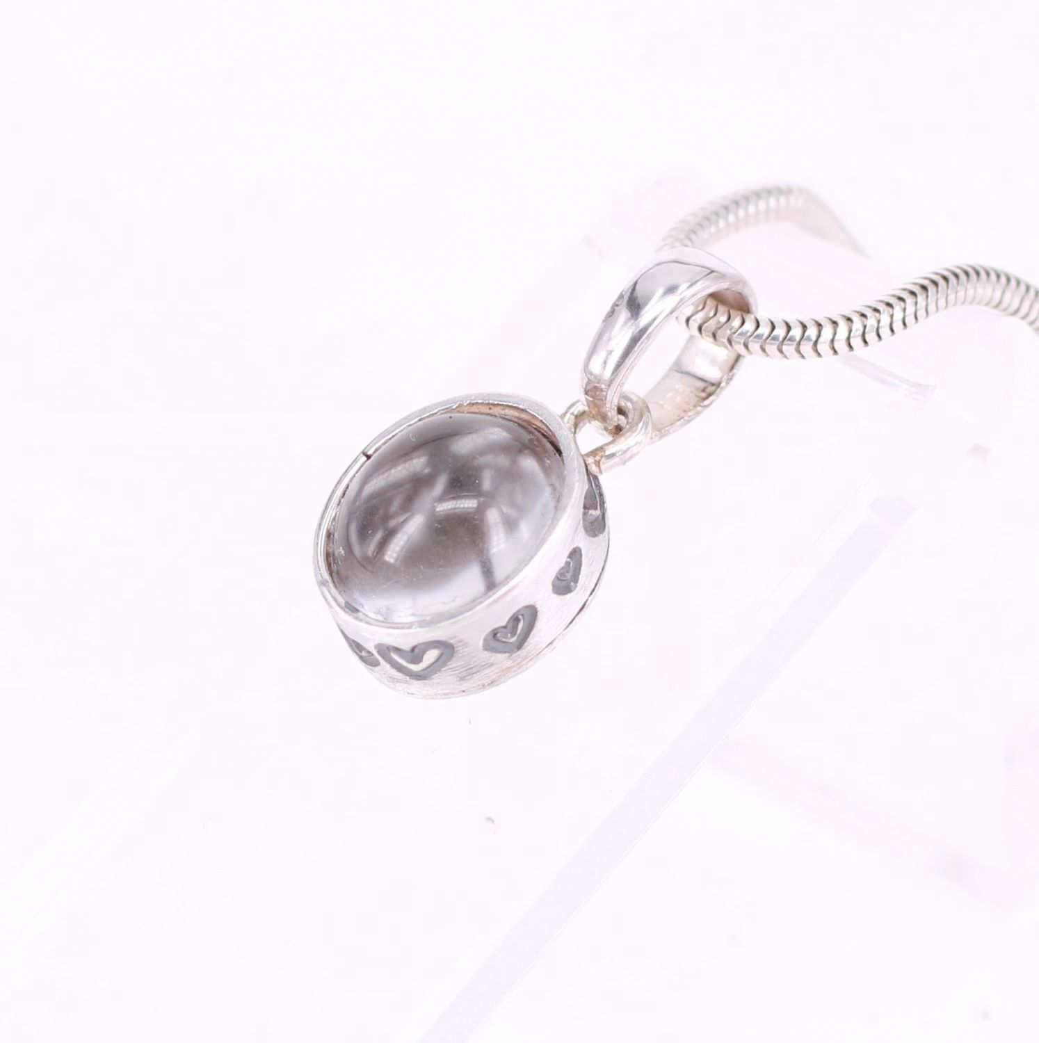 Ovaler Bergkristall in Fassung mit Herzverzierung Tierhaarschmuck mit Bergkristall und Fassung mit Herzverzierung