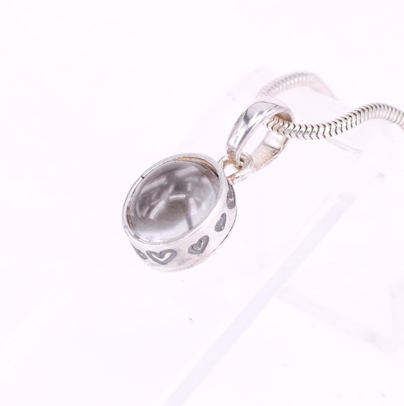 Tierhaarschmuck mit Bergkristall und Fassung mit Herzverzierung