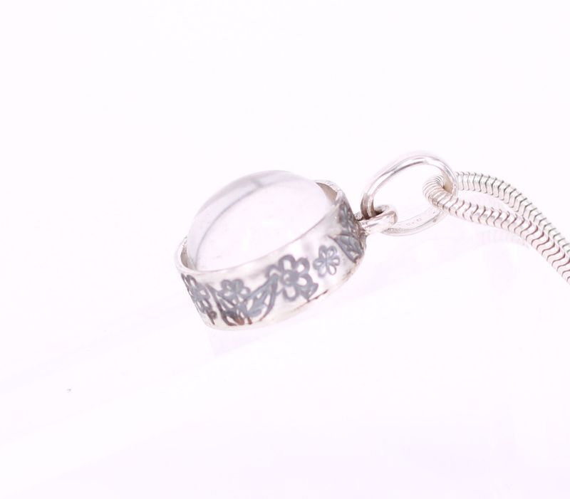 Tierhaarschmuck mit rundem Bergkristall, gefasst in Zarge mit Blumenmuster