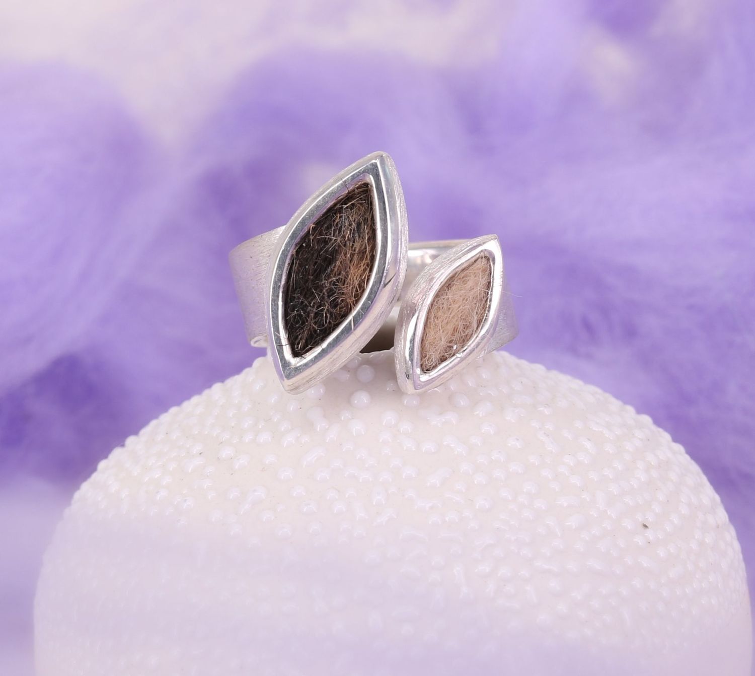 Doppelnavette als Ring mit offener Ringschiene Ring mit zwei navetteförmigen Elementen mit Tierhaaren, Ringschiene ist offen und der Ring träg sich sehr angenehm