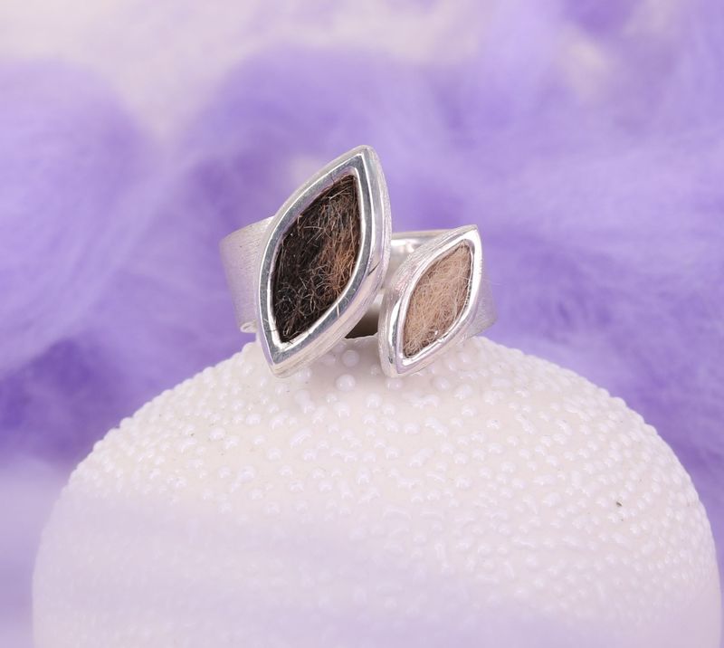 Doppelnavette als Ring mit offener Ringschiene Ring mit zwei navetteförmigen Elementen mit Tierhaaren, Ringschiene ist offen und der Ring träg sich sehr angenehm