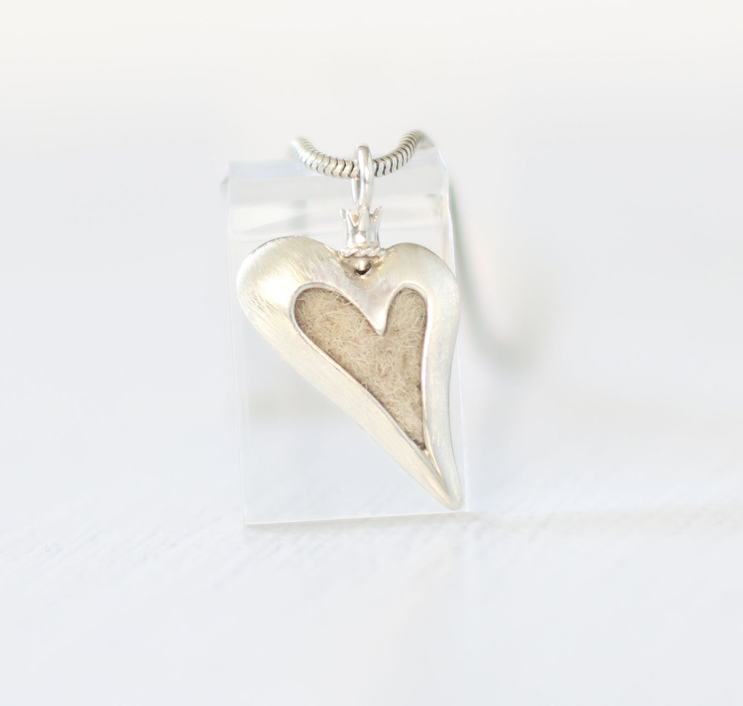 Forever mit Krone kleiner Prinz Silberanhänger in Herzform mit kleiner Krone und eingefasste Tierhaaren