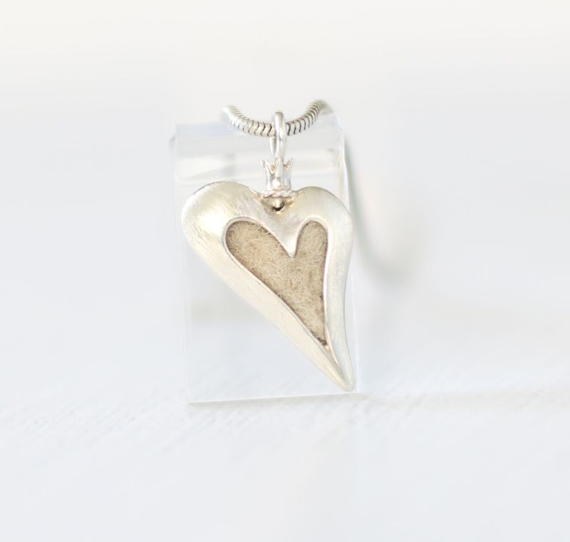 Forever mit Krone kleiner Prinz Silberanhänger in Herzform mit kleiner Krone und eingefasste Tierhaaren