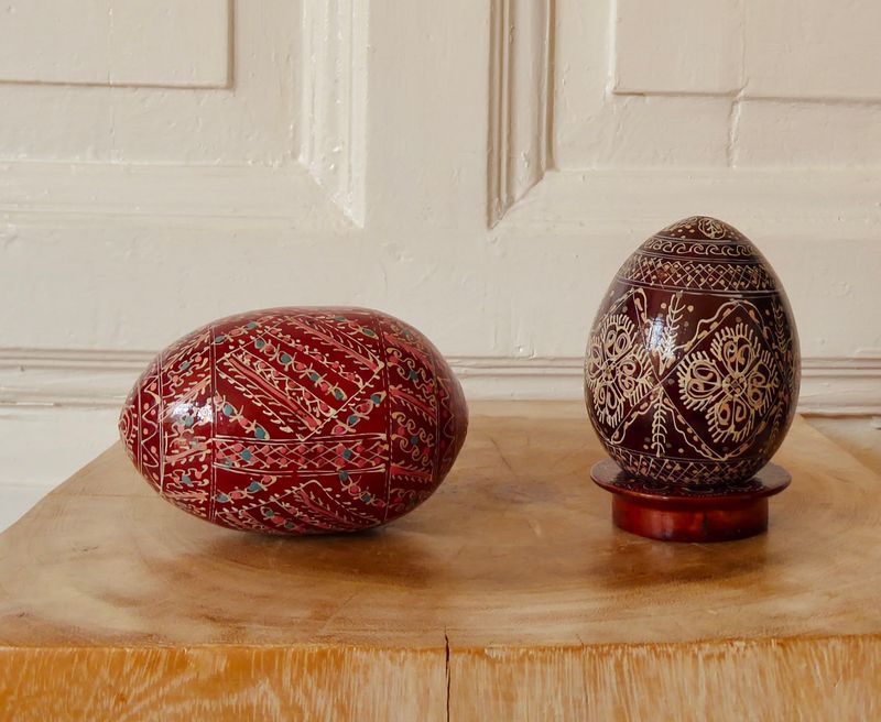 2 kunsthandwerkliche Holz Eier