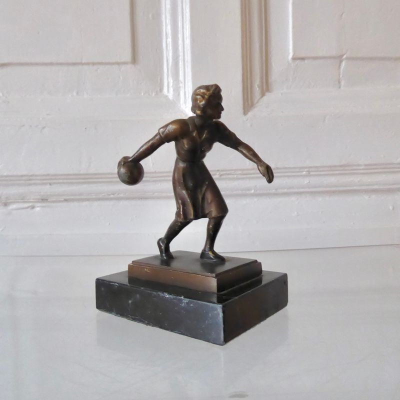 Skulptur Keglerin Bowling Art déco