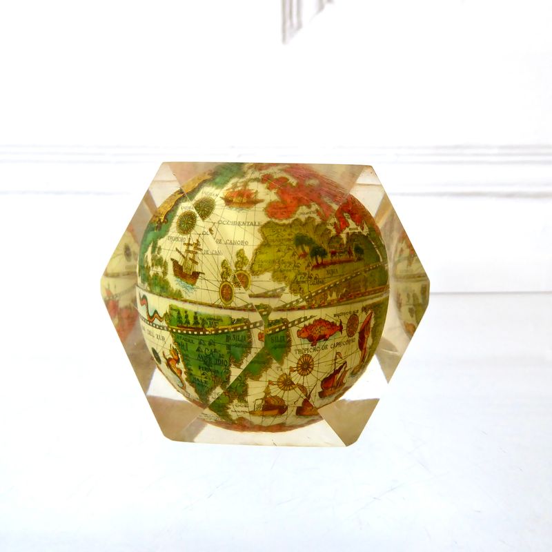Briefbeschwerer Globus Polygon