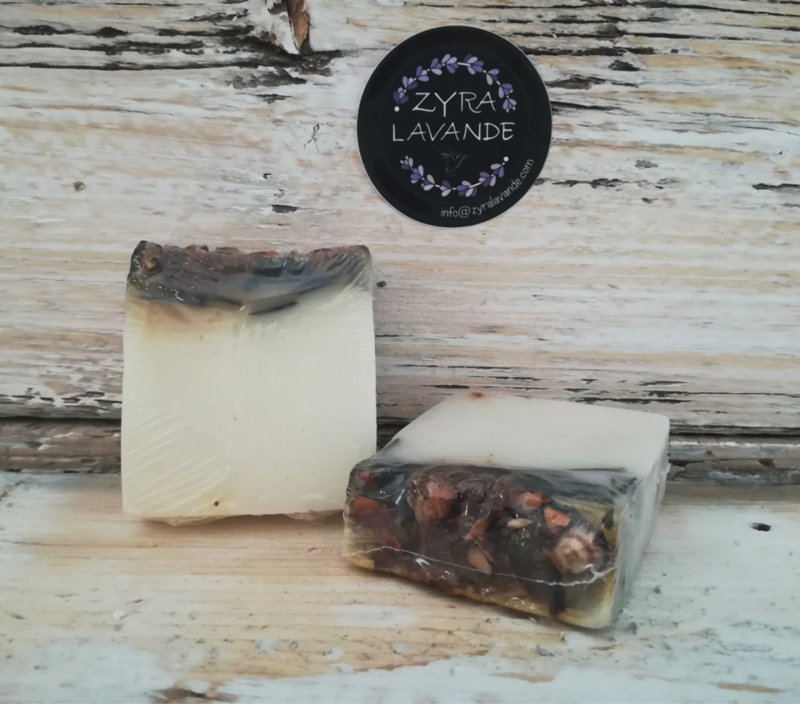 Savon nature, charbon activé et pétales de roses