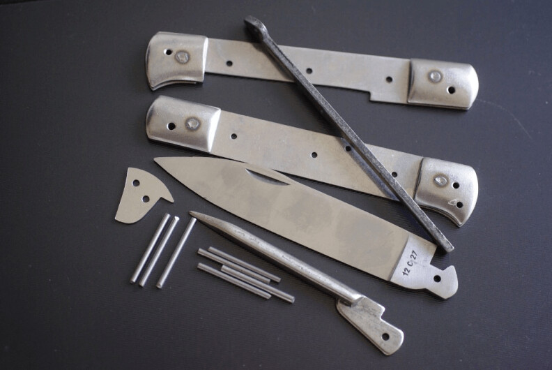 Laguiole Droit oder Issoire Droit, Messerbausatz, Original Kit aus Thiers, Frankreich, geschmiedete Feder, Ahle, Klinge 12 C 27 matt Laguiole Droit oder Issoire Droit, Messerbausatz, Original Kit aus Thiers, Frankreich, geschmiedete Feder, Ahle, Klinge 12 C 27 matt