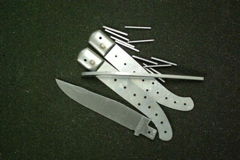 Messerbausatz Basque Yatagan mit Messing-Rosetten,Original Kit aus Thiers, Frankreich, geschmiedete Feder, Klinge 12 C 27 matt Messerbausatz Basque Yatagan mit Messing-Rosetten,Original Kit aus Thiers, Frankreich, geschmiedete Feder, Klinge 12 C 27 matt