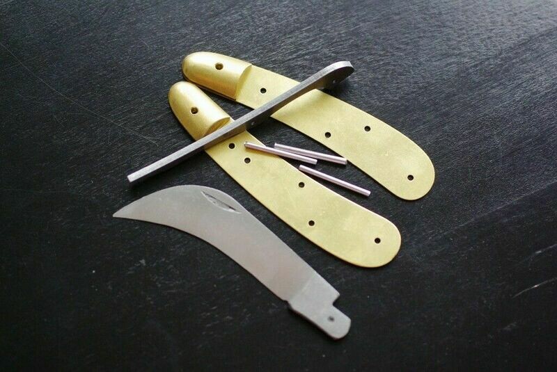 Messerbausatz Serpette, auch Druidensichel genannt, (Gärtnermesser), Original Kit aus Thiers, Frankreich, geschmiedete Feder, Klinge Karbonstahl Messerbausatz Serpette, auch Druidensichel genannt, (Gärtnermesser), Original Kit aus Thiers, Frankreich, geschmiedete Feder, Klinge Karbonstahl