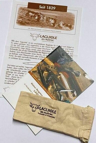Laguiole en Aubrac 12 cm, voller Griff, Marqueterie, Ebenholz mit großer Einlage aus Jaspis Schmuckstein, verzierte Messingplatine Laguiole en Aubrac 12 cm, voller Griff, Marqueterie, Ebenholz mit großer Einlage aus Jaspis Schmuckstein, verzierte Messingplatine