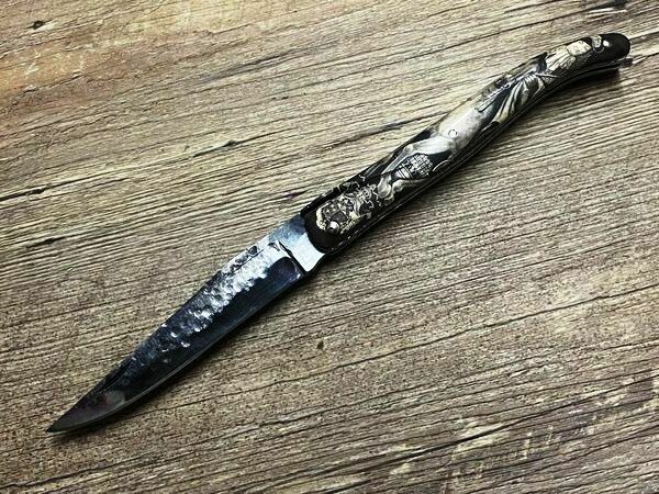 Vent d`Aubrac, Laguiole Taschenmesser 12 cm, Griff Mammutelfenbein, Klinge brut de Forge, Doppelplatine, Scrimshaw-Motiv von Eva Halat, Ludwig XIV Vent d`Aubrac, Laguiole Taschenmesser 12 cm, Griff Mammutelfenbein, Klinge brut de Forge, Doppelplatine, Scrimshaw-Motiv von Eva Halat, Ludwig XIV