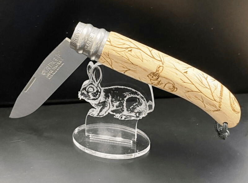 Präsentationsständer Plexiglas für Taschenmesser L`Alpage, Motiv Hase Präsentationsständer Plexiglas für Taschenmesser L`Alpage, Motiv Hase
